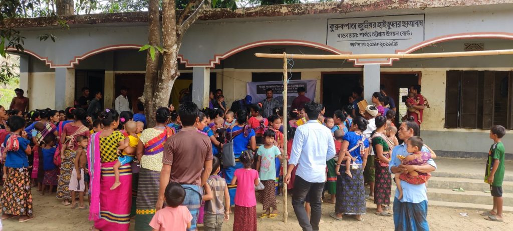 দুর্গম কুরুকপাতায় টিকাদান ও চিকিৎসা কার্যক্রমে নিরাপত্তা দিয়ে মানবিক দৃষ্টান্ত সেনাবাহিনীর