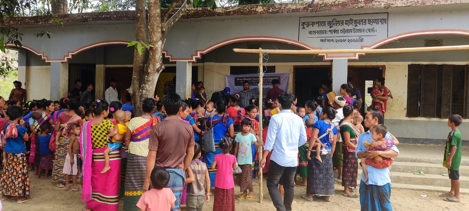 দুর্গম কুরুকপাতায় টিকাদান ও চিকিৎসা কার্যক্রমে নিরাপত্তা দিয়ে মানবিক দৃষ্টান্ত সেনাবাহিনীর