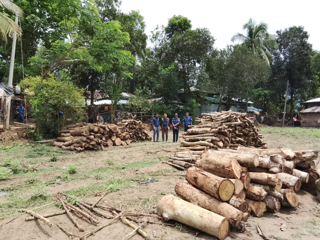 আলীকদমে ইটভাটায় প্রশাসনের যৌথ অভিযান জরিমানা প্রদান বনের কাঠ জব্দ