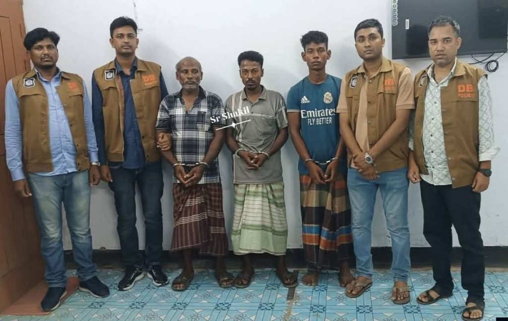 নওগাঁয় একই পরিবারের চারজনকে হত্যা: ধারালো অস্ত্র সহ গ্রেপ্তার ৩