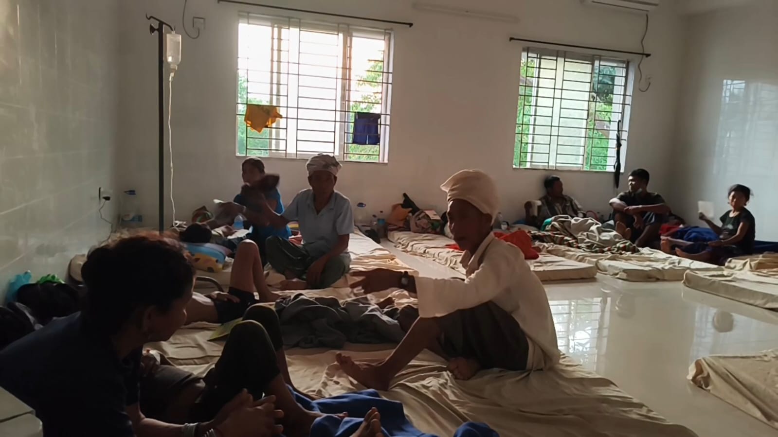 আলীকদম হাসপাতালের ধারণক্ষমতার চেয়ে কয়েক গুণ বেশি হামের উপসর্গ নিয়ে রোগী ভর্তি