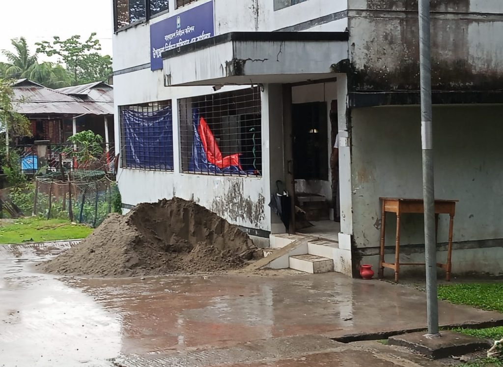 <span>নির্বাচন কর্মকর্তা নিজেই ঠিকাদার / </span>রামগতিতে নির্বাচন কর্মকর্তার বিরুদ্ধে নামমাত্র প্রকল্প দেখিয়ে সরকারি টাকা লুটের অভিযোগ
