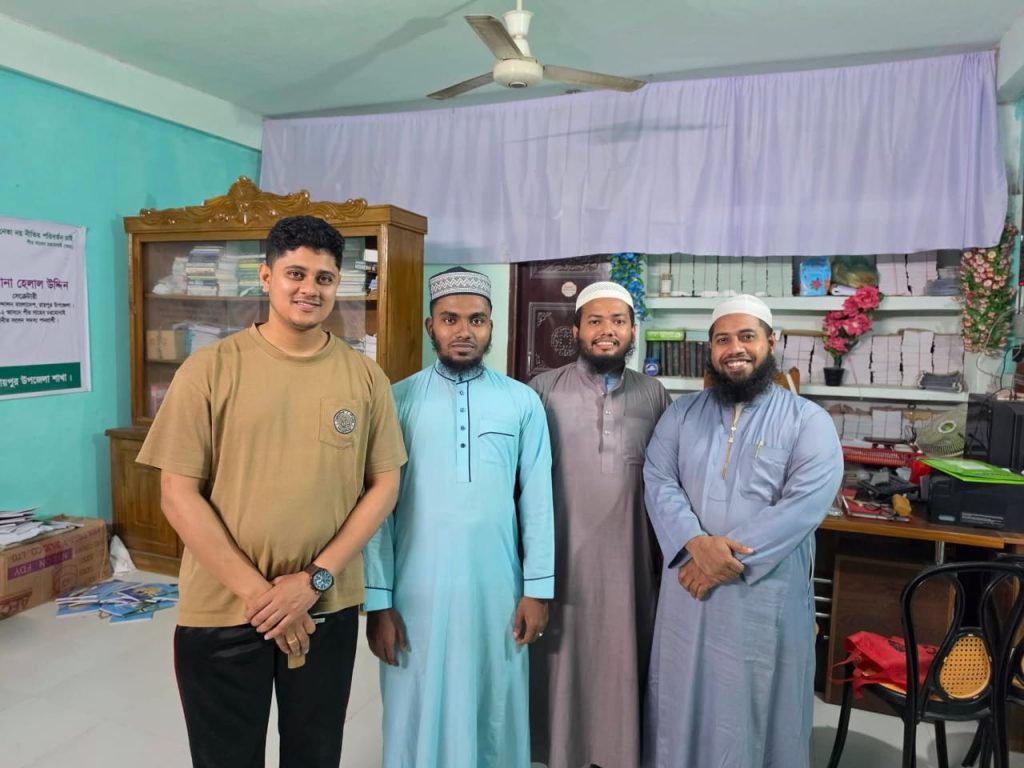 ফেসবুক পোস্ট নিয়ে রায়পুরে হামলার অভিযোগ, মানববন্ধনের পর সমাধান