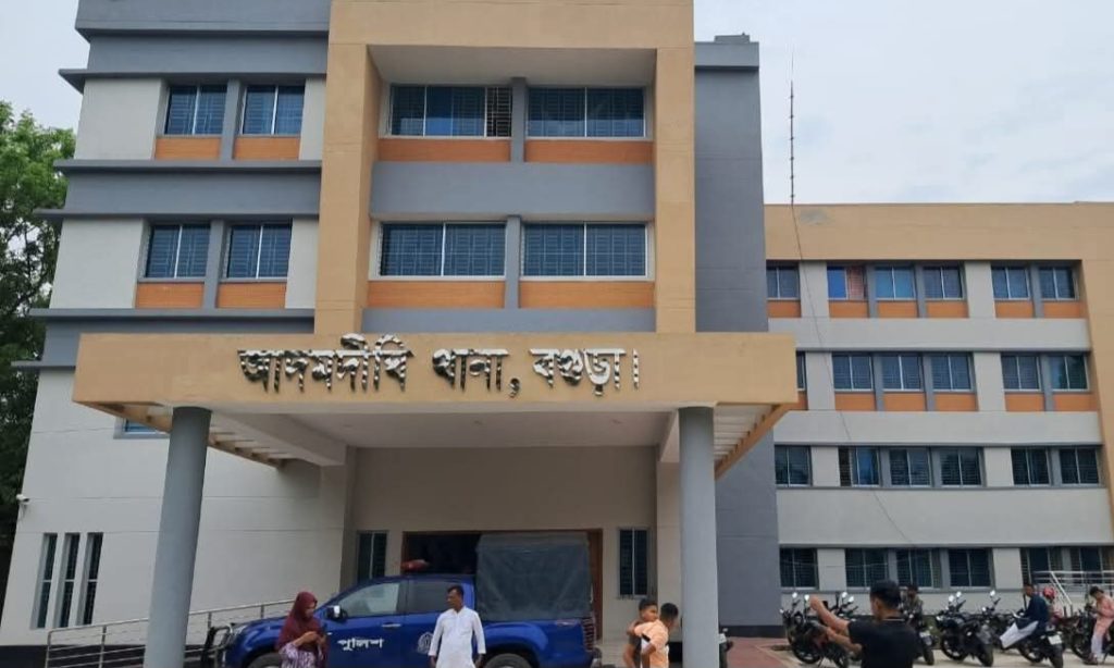<span>সান্তাহারে ছাত্র হত্যাচেষ্টায় অভিযোগ / </span>দায়েরে নাম থাকলেও মামলা থেকে বাদ পৌর স্বেচ্ছাসেবক দলের সভাপতির নাম