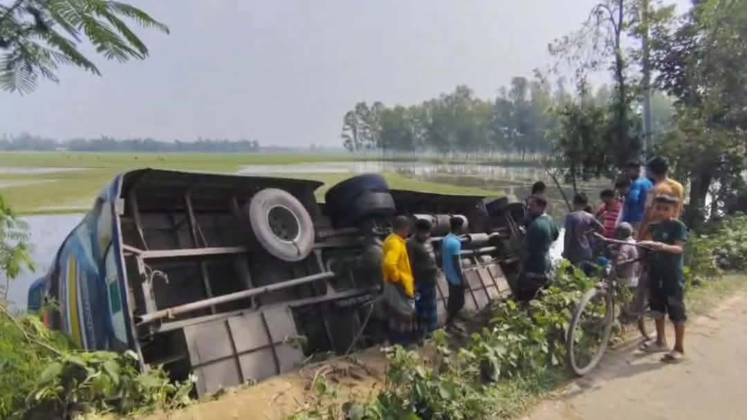 পলাশবাড়ীতে বাস খাদে পড়ে নারী নিহত, আহত ১২