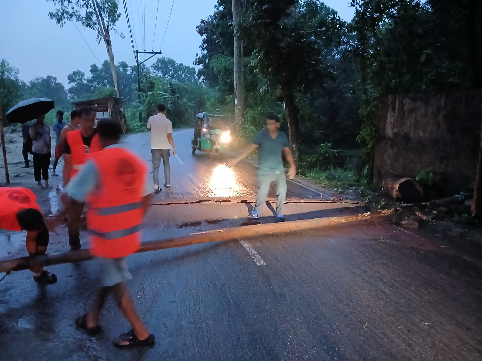 কালুরঘাট ভান্ডালজুড়ি সড়কের প্রতিবন্ধকতা উচ্ছেদ করেছে প্রশাসন