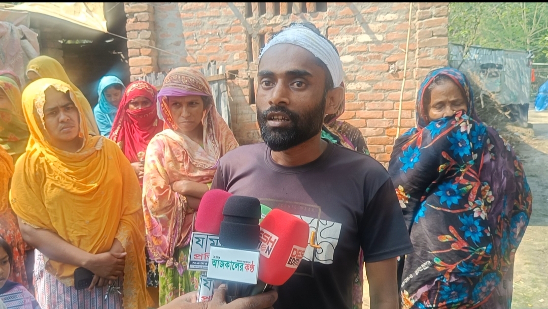 মান্দায় মাদক ব্যবসায়ীর কোপে বাবা ছেলে আহত