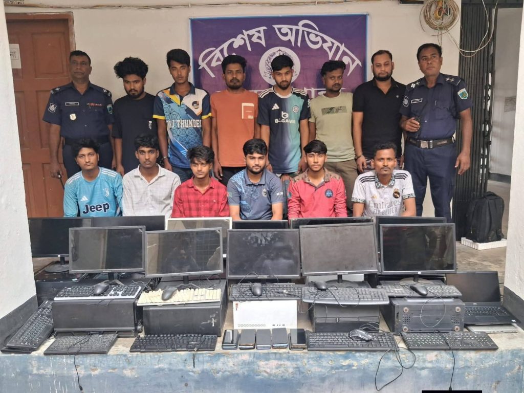 মান্দায় অনলাইন জুয়ার আসরে অভিযান, ১৫ জন গ্রেপ্তার
