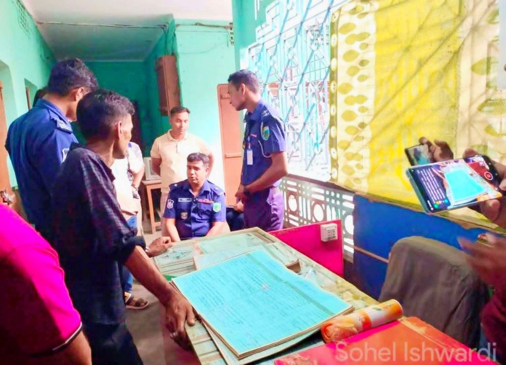 পাবনায় আবাসিক হোটেলে অজ্ঞাত নারীর গলাকাটা লাশ; মালিক-কর্মচারীরা লাপাত্তা