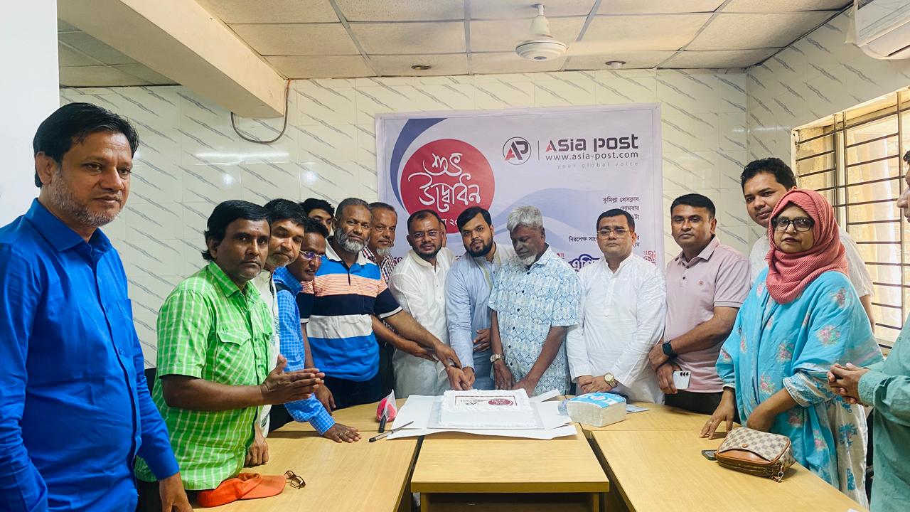 এশিয়া পোস্টের উদ্বোধনে কুমিল্লায় কেক কাটা ও আলোচনা সভা