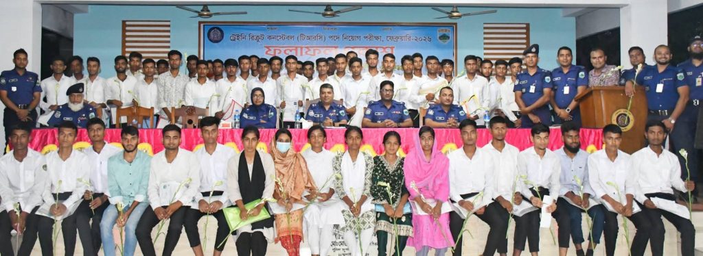 ১২০ টাকায় পুলিশ হলেন ৪৯ জন; আবেগ আপ্লুত স্বজনরা