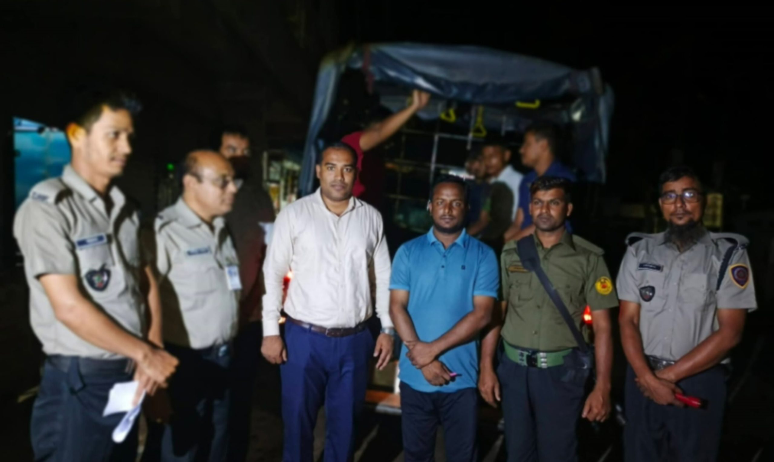 রাণীনগরে প্রকাশ্যে লোকালয়ে মাদক সেবন; ৪ যুবককে কারাদণ্ড ও অর্থদণ্ড