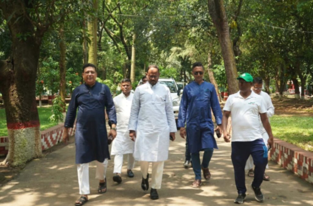 জাতীয় চিড়িয়াখানায় আকস্মিক পরিদর্শনে প্রাণিসম্পদ প্রতিমন্ত্রী