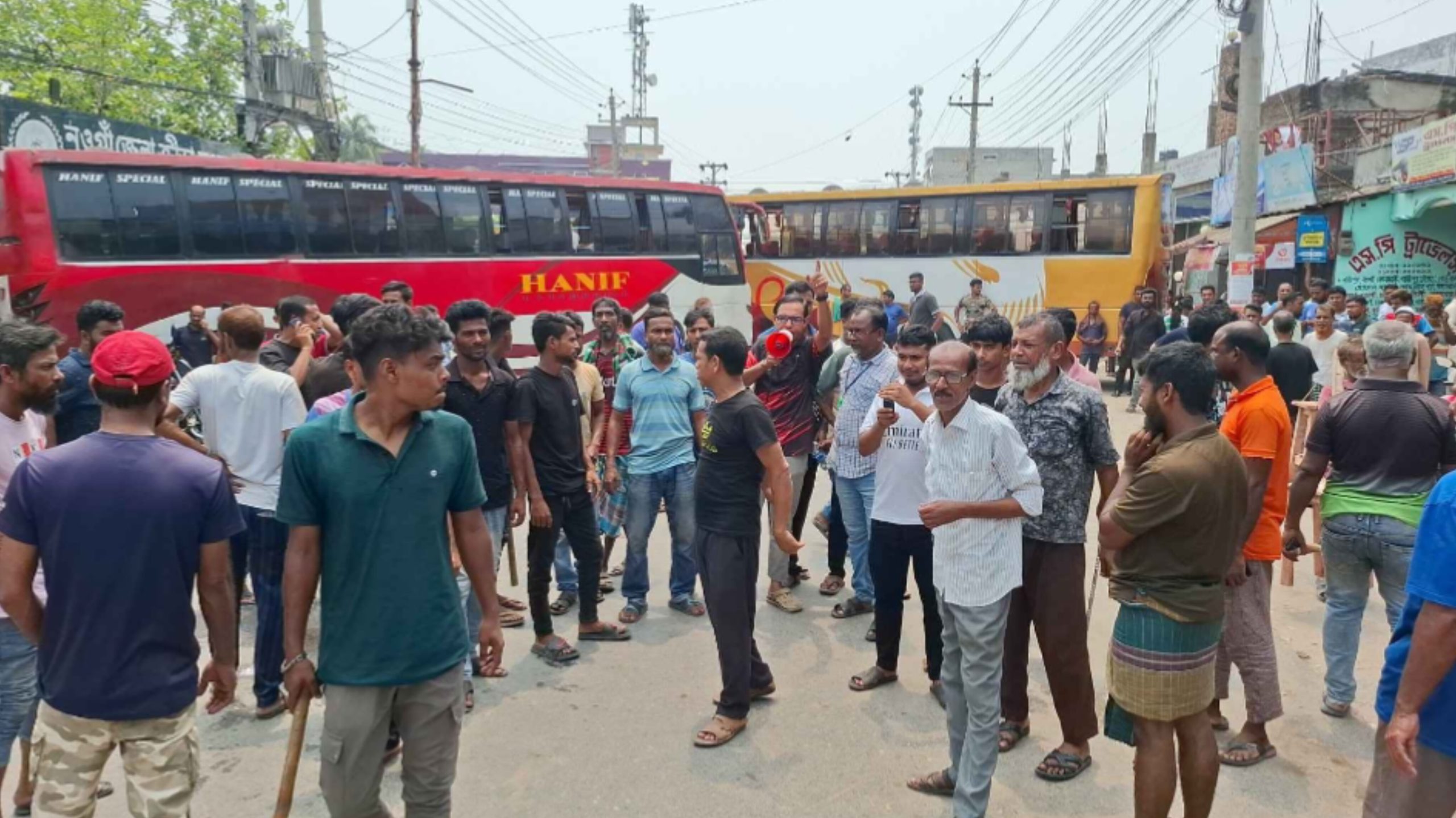 নওগাঁয় বাস চালককে মারধর; দূরপাল্লার বাস চলাচল বন্ধ