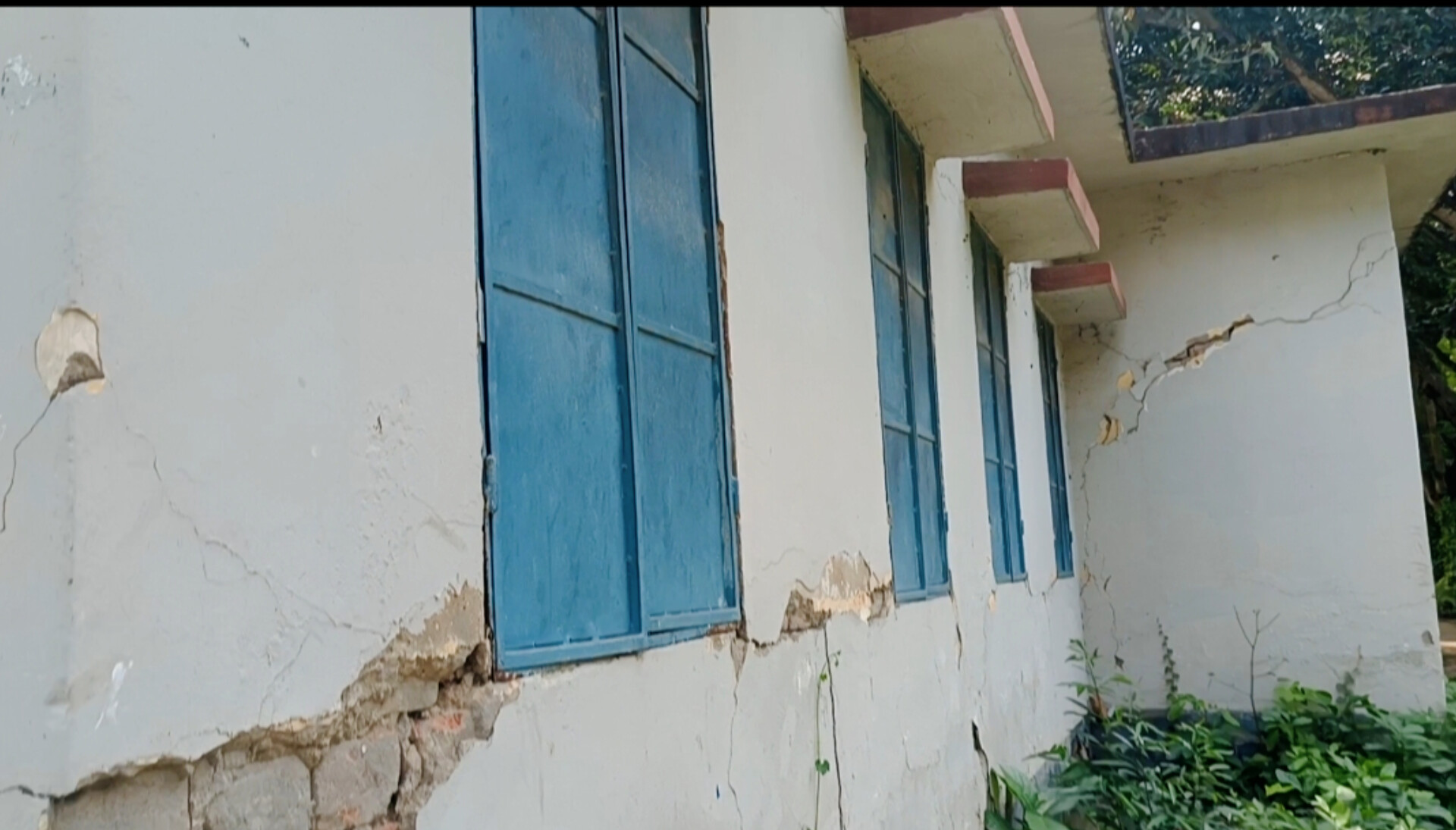 মান্দায় ঝুঁকিপূর্ণ ভবনে চলছে চিকিৎসা: নেই খাবার পানি ও শৌচাগার