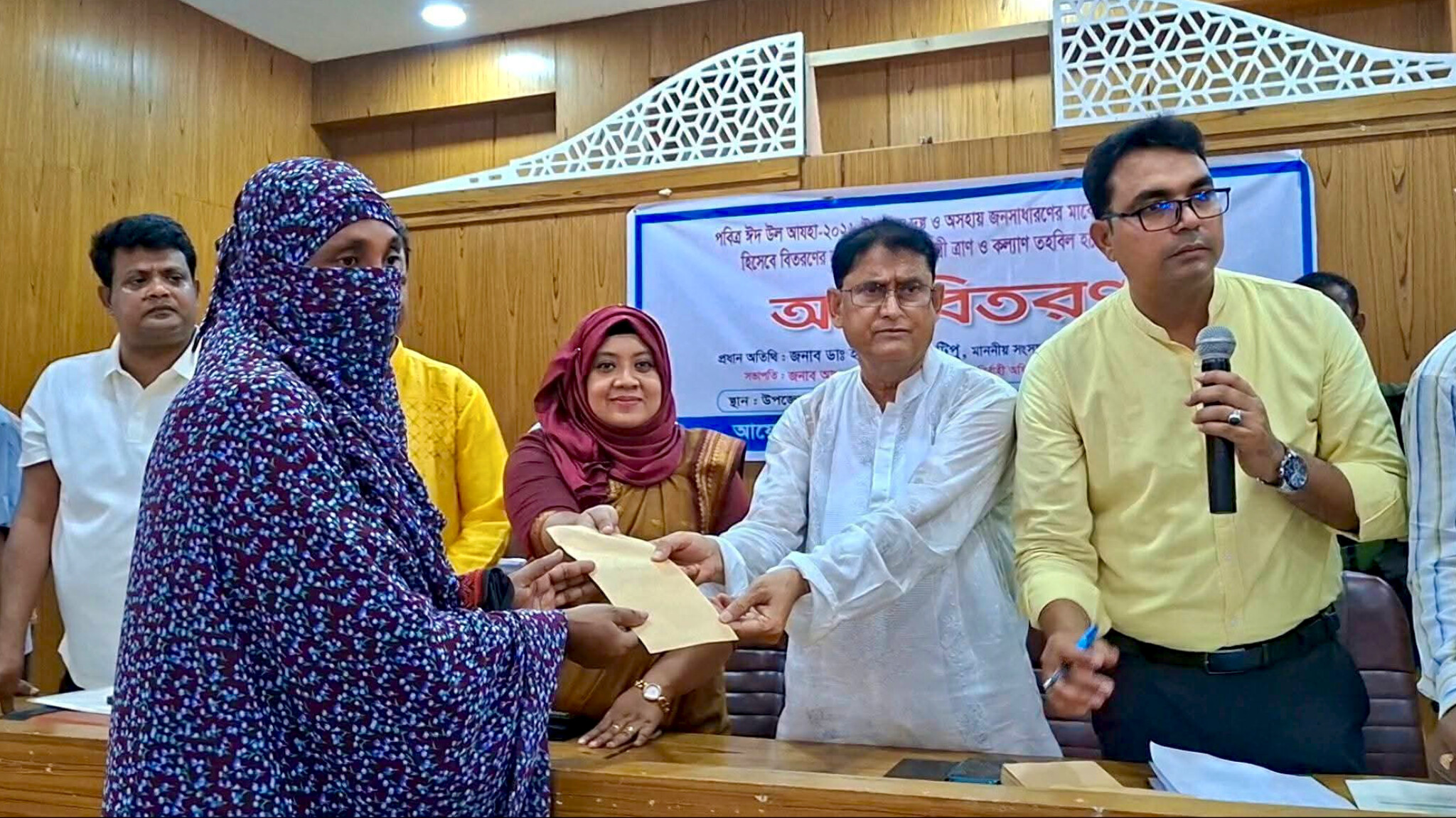 মান্দায় ৫০০ দুস্থ পরিবারের মাঝে প্রধানমন্ত্রীর মানবিক সহায়তা বিতরণ