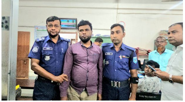 দুদকের গণশুনানি ঘিরে গাইবান্ধায় প্রতারক চক্রের থাবা: কথিত ‘সোর্স’ আটক