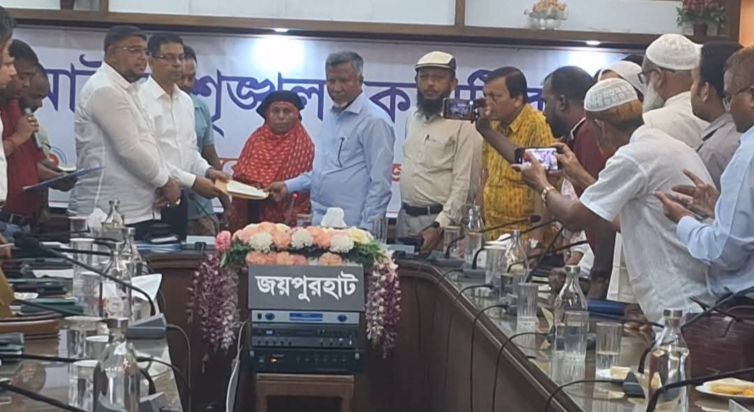 জয়পুরহাটে সড়ক দুর্ঘটনায় নিহত ও আহত ২১ পরিবার পেলেন ৭৭ লাখ টাকা