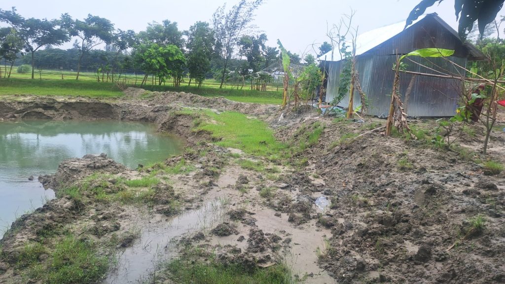 কমলনগরে অসহায় বৃদ্ধের জমি দখল করলো প্রবাসী; থানায় অভিযোগ