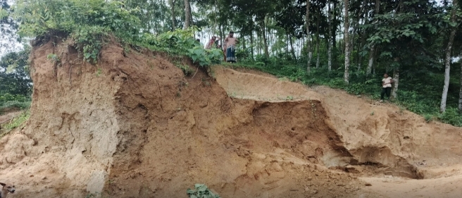 টিলার মাটি কাটতে গিয়ে মাটির স্তূপে চাপা পড়ে কিশোর নিহত