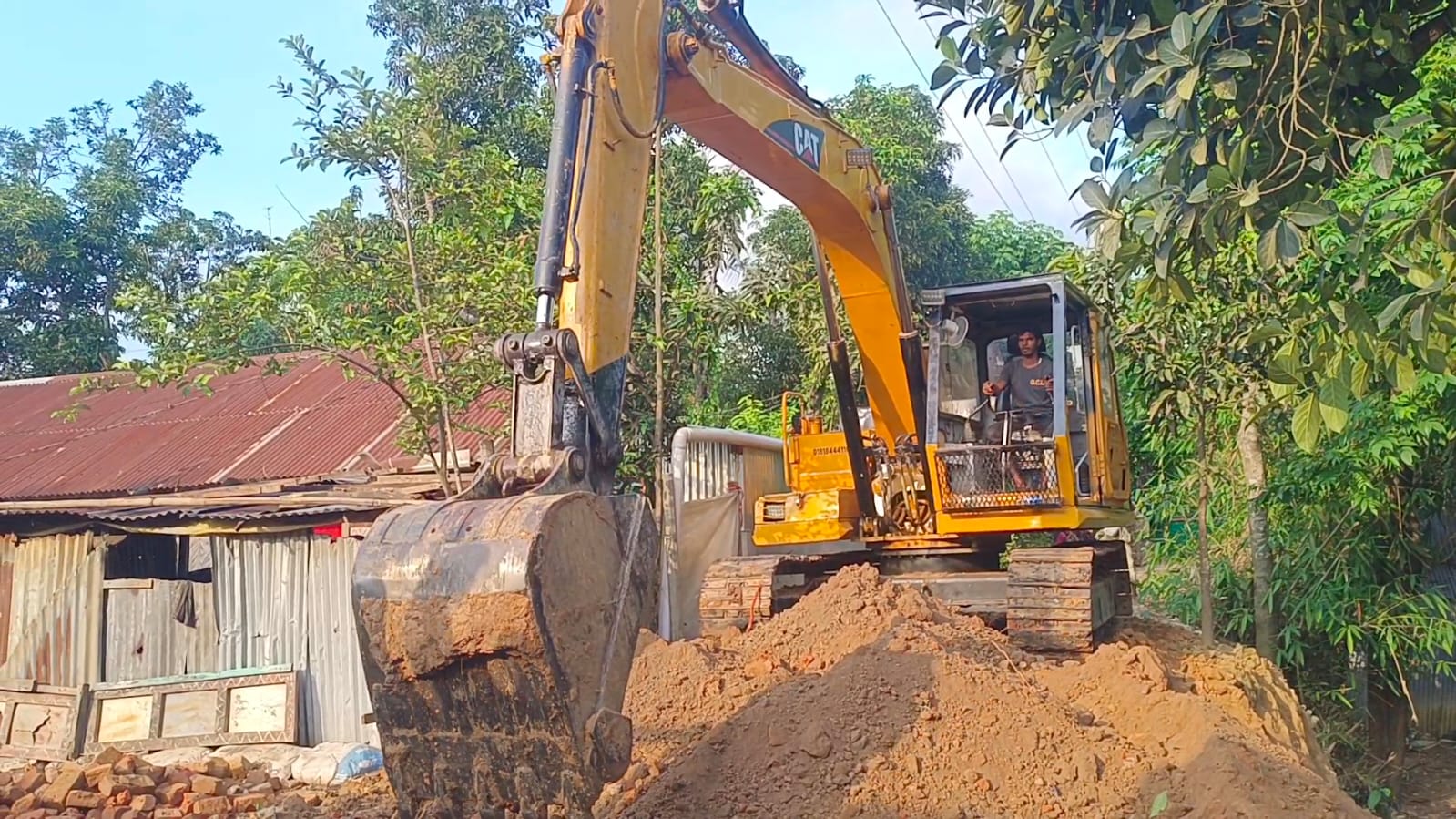 মীরসরাইয়ে পাহাড় কেটে মাটি বিক্রি হরিলুট,  সিন্ডিকেট ফের সক্রিয়