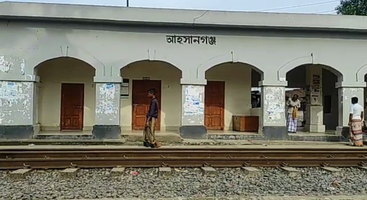 নওগাঁর আহসানগঞ্জ স্টেশনে ঢাকাগামী ট্রেনের যাত্রাবিরতি বাড়ানোর দাবিতে এলাকাবাসী