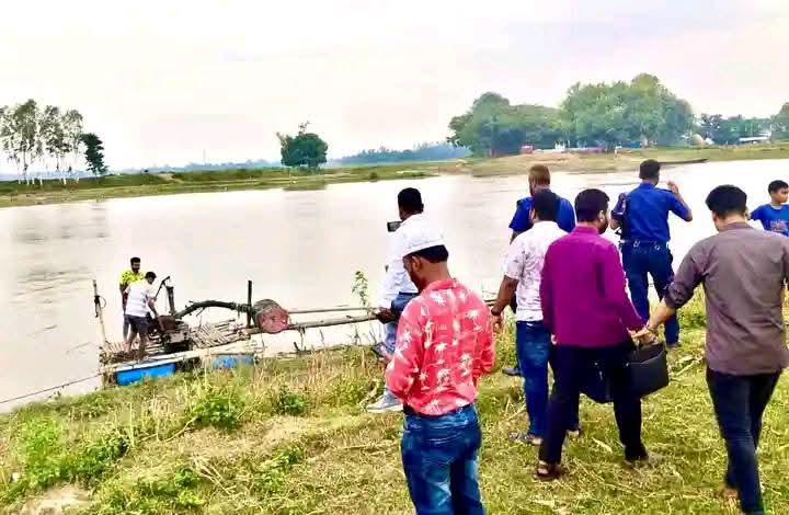 নওগাঁর আত্রাইয়ে অবৈধ বালু উত্তোলনের ড্রেজার জব্দ, ঘটনাস্থলেই ধ্বংস