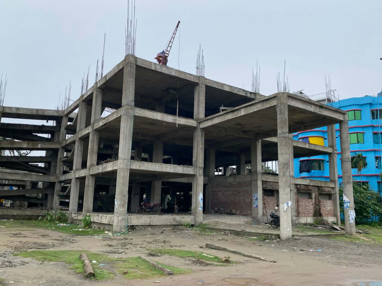 মঠবাড়িয়ায় ৩১ কোটি টাকার উপজেলা স্বাস্থ্য কমপ্লেক্সের কাজ বন্ধ,বিপাকে ৫ লাখ মানুষ