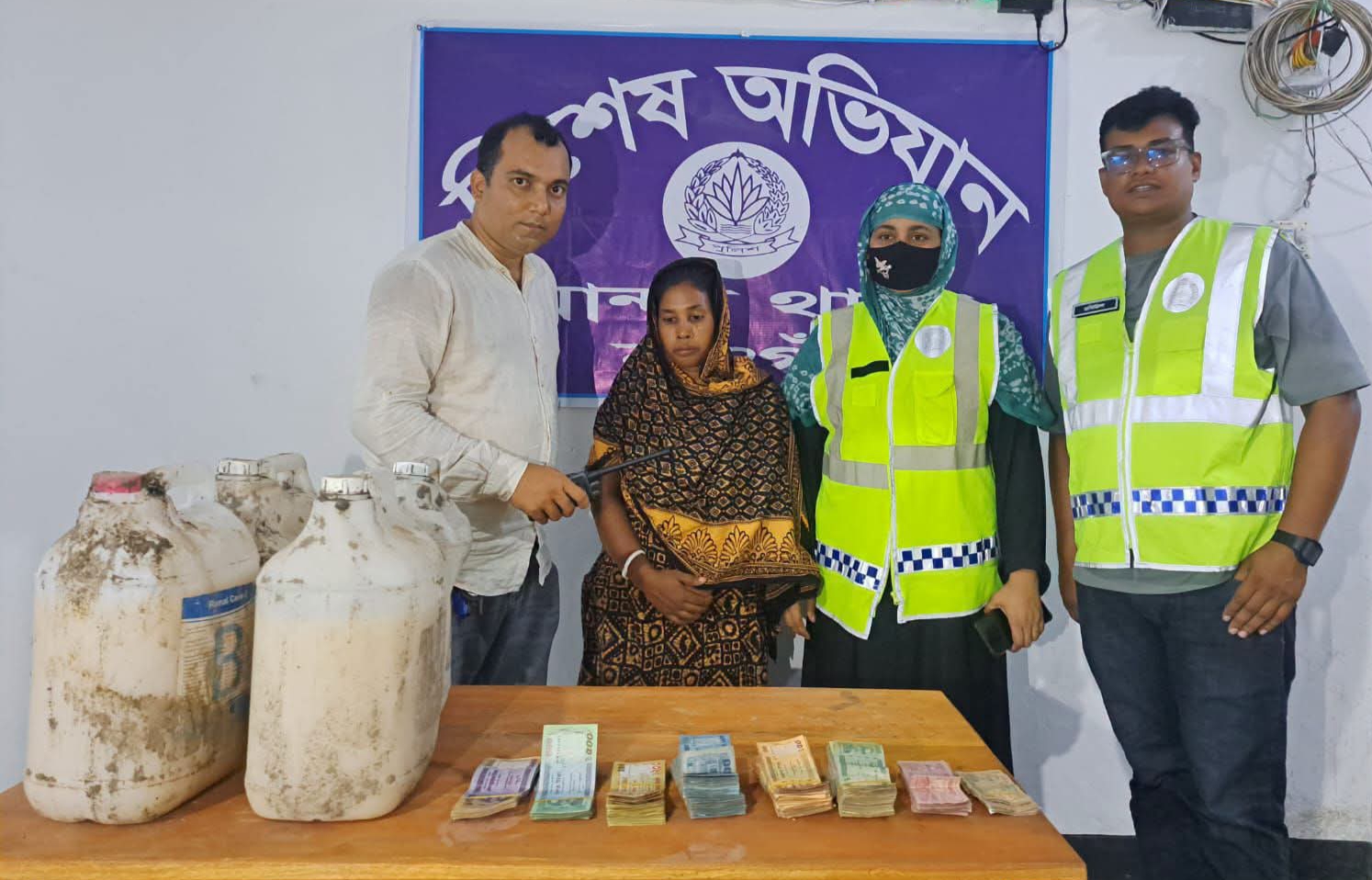 মান্দায় ৫০ লিটার চোলাই মদের উপাদান ও নগদ ৮১ হাজার টাকাসহ নারী কারবারি আটক