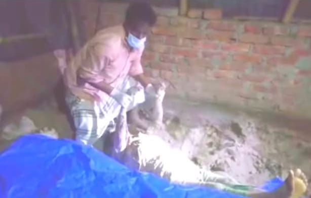 নীলফামারী কিশোরগঞ্জে মাকে হত্যা করে লাশ ঘরের মেঝেতে পুঁতে রাখেন ছেলে