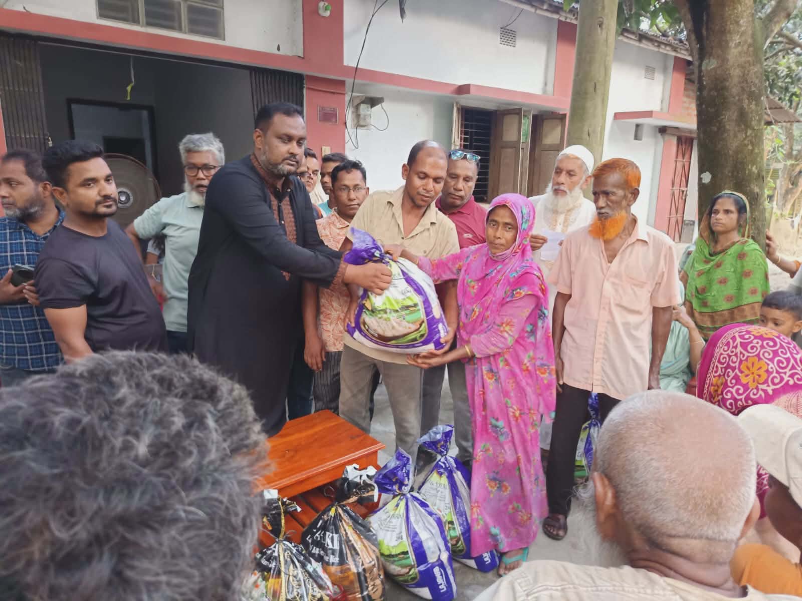 মানবতার ফেরিওয়ালা হিসেবে আলোচনায় চন্ডিপুর ইউনিয়নের পারভেজ
