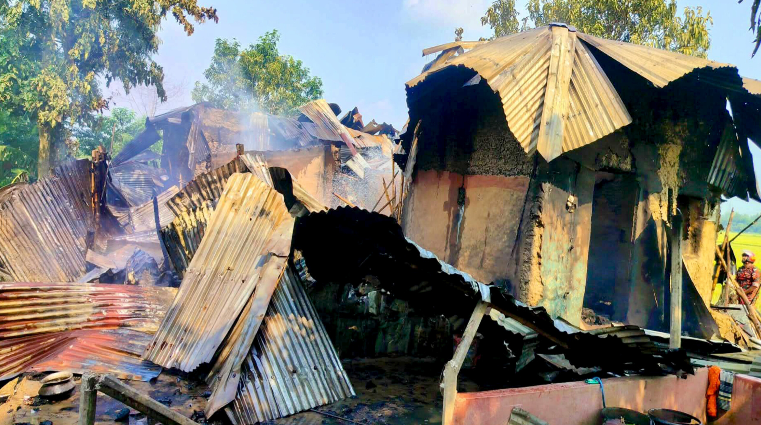 মান্দায় হত্যাকাণ্ড: আসামিদের বাড়িতে ভাঙচুর ও অগ্নিসংযোগ