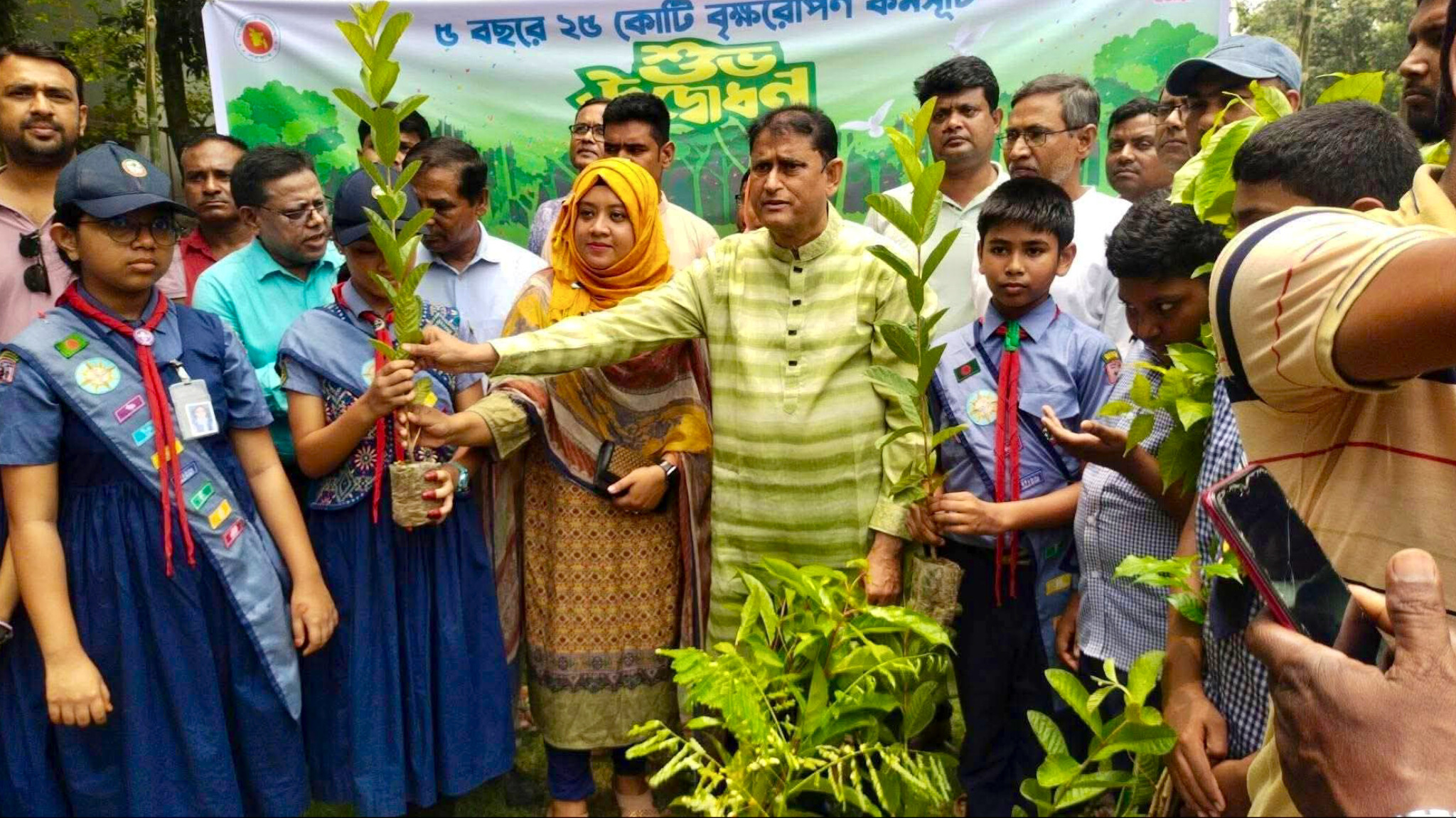 মান্দায় ‘৫ বছরে ২৫ কোটি বৃক্ষরোপণ’ কর্মসূচির উদ্বোধন