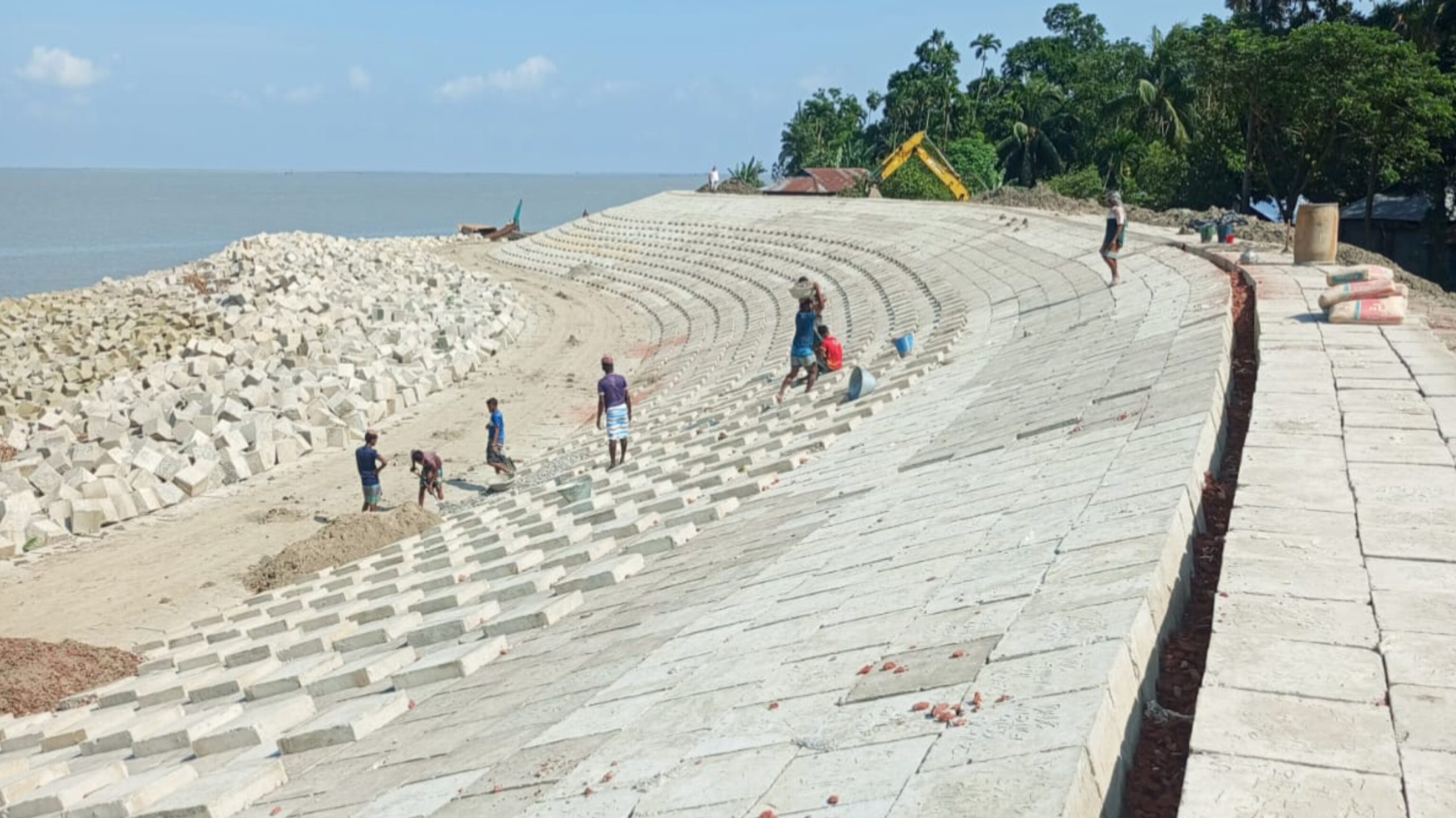 কমলনগরে বেড়িবাঁধের কাজ নিয়ে মিশ্র প্রতিক্রিয়া: বালু উত্তোলনের অভিযোগকে ‘ভিত্তিহীন’ দাবি সংশ্লিষ্টদের