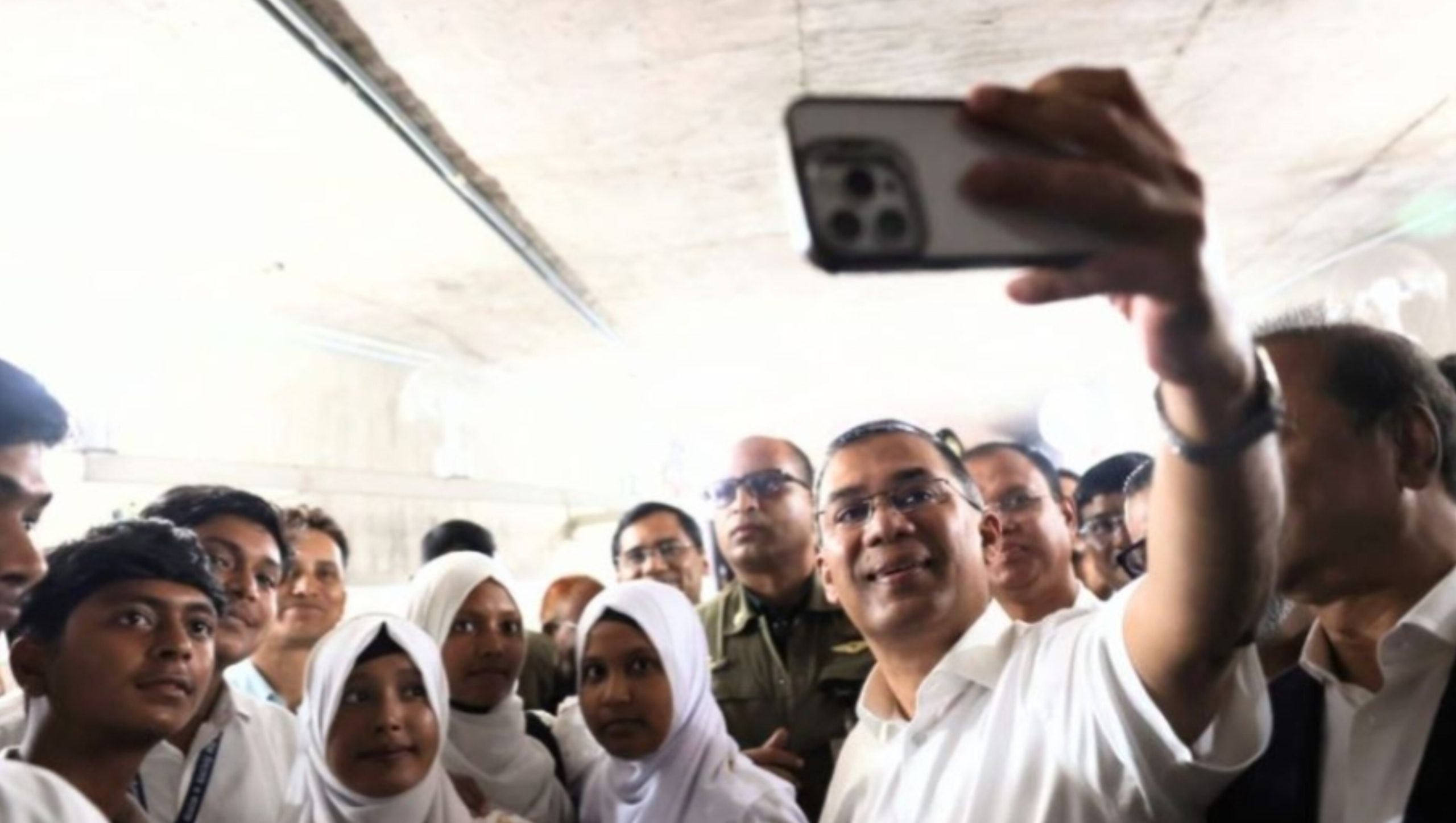 সংসদে প্রধানমন্ত্রীর সেলফিতে উচ্ছ্বসিত কুমিল্লার শিক্ষার্থীরা