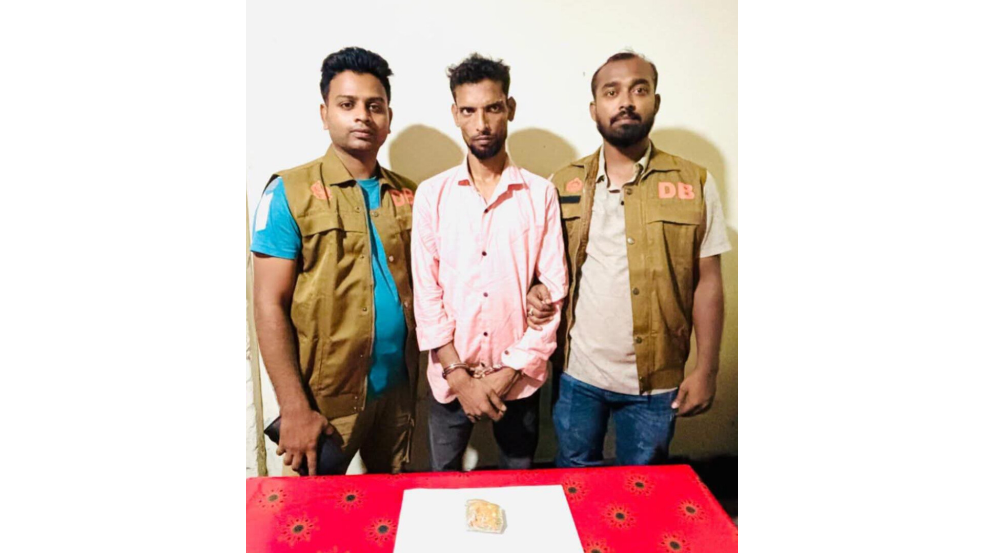 মঠবাড়িয়ায় ৩৫০ পিচ ইয়াবাসহ মাদক ব্যবসায়ী গ্রেফতার