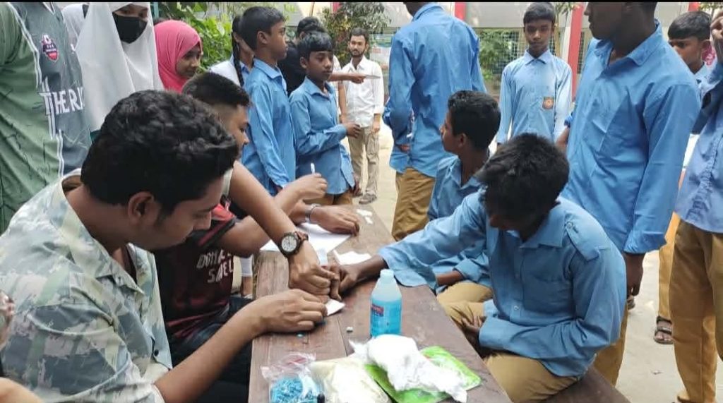 নওগাঁয় স্কুল শিক্ষার্থীদের নিয়ে রক্তদাতা দিবস উদযাপন