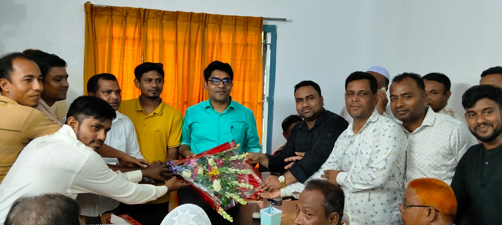 নবগঠিত ভূল্লী উপজেলার  প্রথম দিনে ইউএনও খাইরুল ইসলামকে ফুলেল শুভেচ্ছা