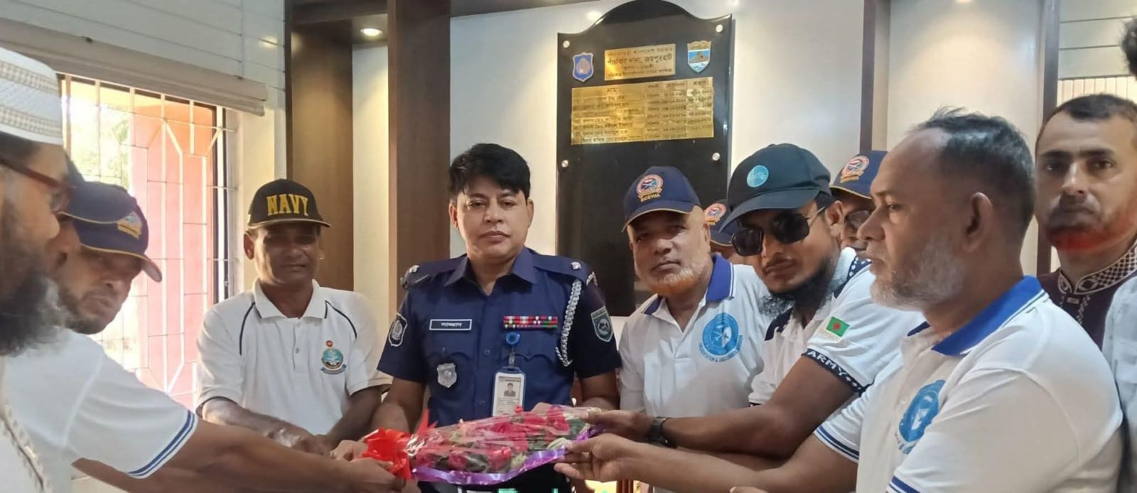 পাঁচবিবি থানার ওসি সাজ্জাদকে শুভেচ্ছা জানায় সেনাবাহিনীর সংগঠন বেসওয়া