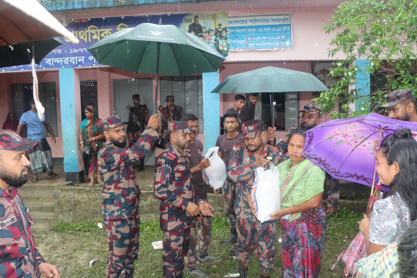 বন্যা কবলিত মানুষের পাশে আলীকদম ব্যাটালিয়ন ৫৭বিজিবি