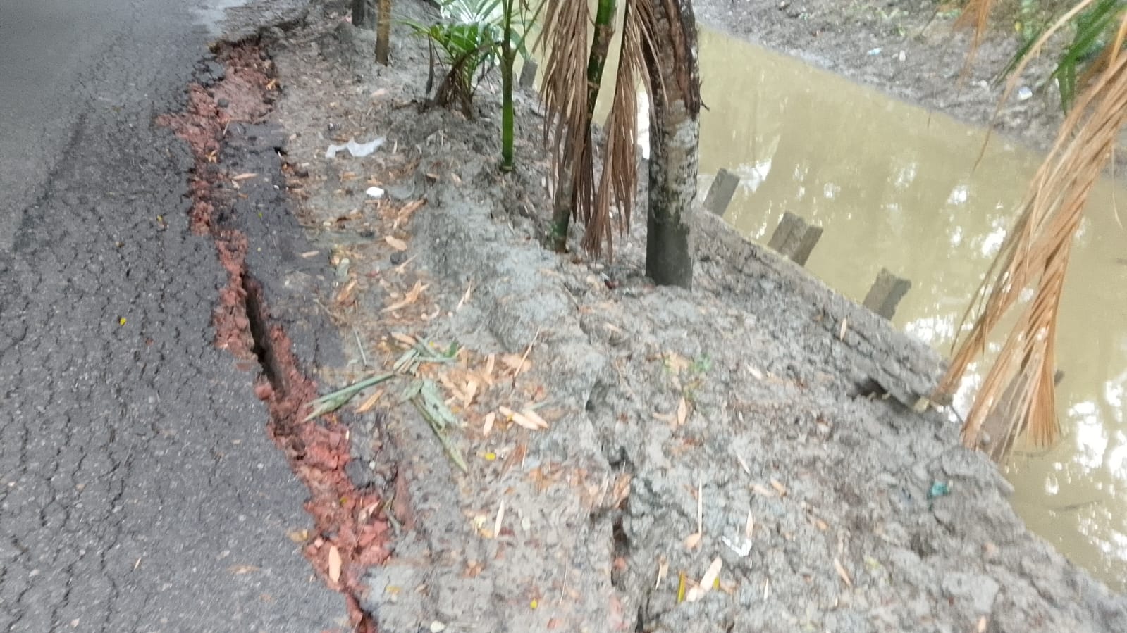 কমলনগরে খাল পুনখননের পর মহাসড়কে ধস, আতঙ্কে এলাকাবাসী