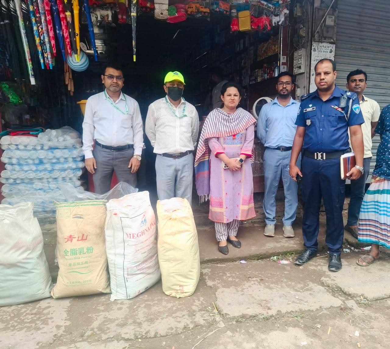 রায়পুরে নিষিদ্ধ পলিথিন বিক্রির দায়ে আয়েশা স্টোরকে ১০ হাজার টাকা জরিমানা, জব্দ ১৬০ কেজি পলিথিন