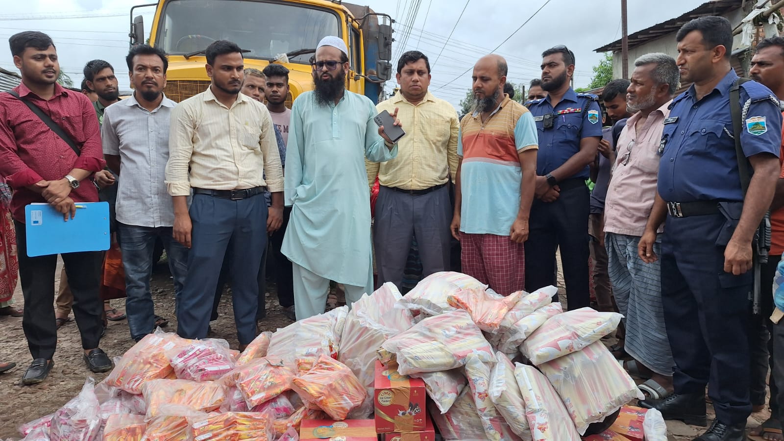 সান্তাহারে ভেজাল আইসক্রিম কারখানায় অভিযানে ১০ লক্ষ টাকার মালামাল জব্দ, গোডাউন সিলগালা