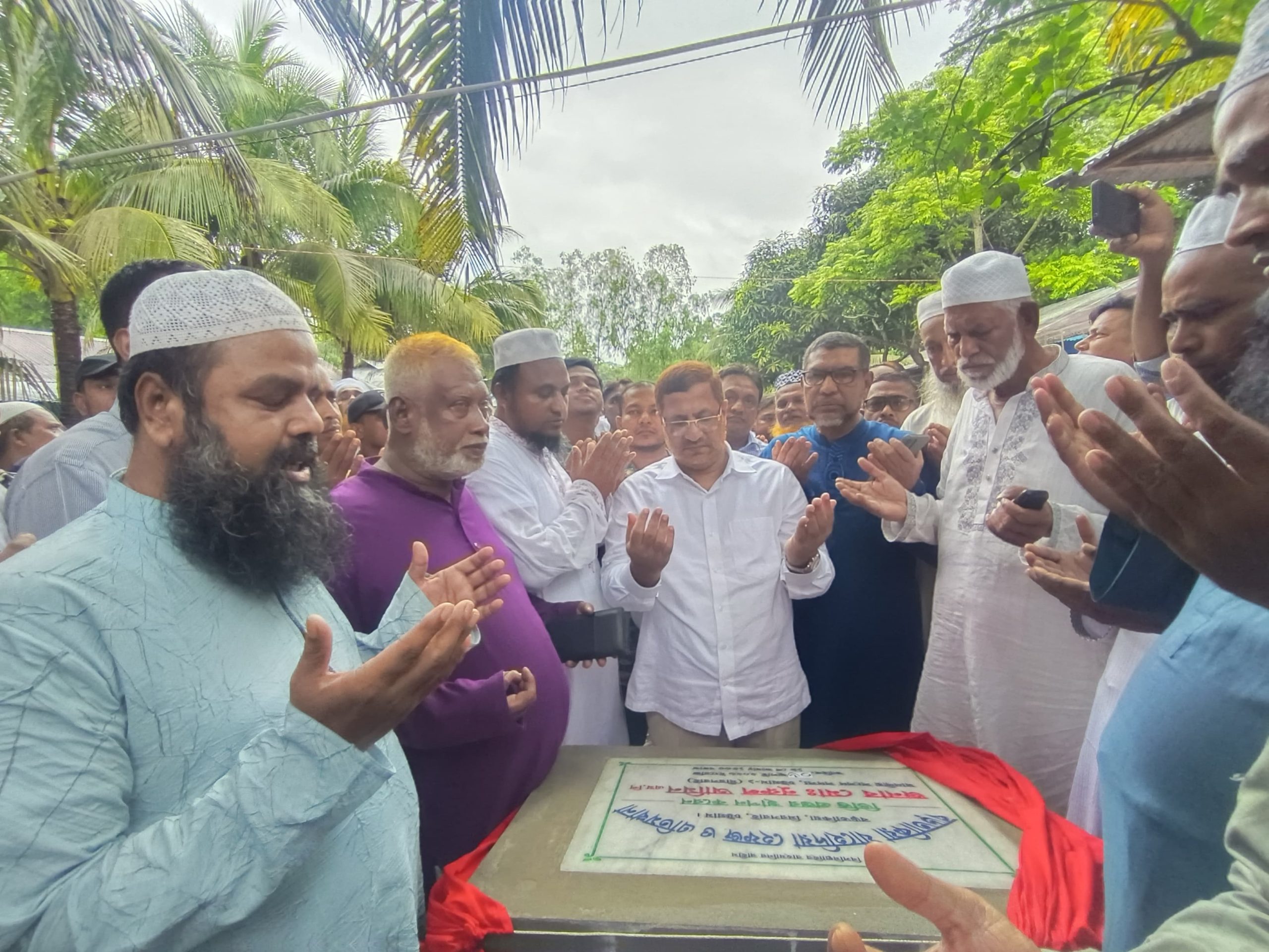 মীরসরাইয়ে বড়তাকিয়া যাহেদিয়া হেফজ ও এতিমখানার ৫ তলা ভবনের ভিত্তিপ্রস্তর ফলক উন্মোচন