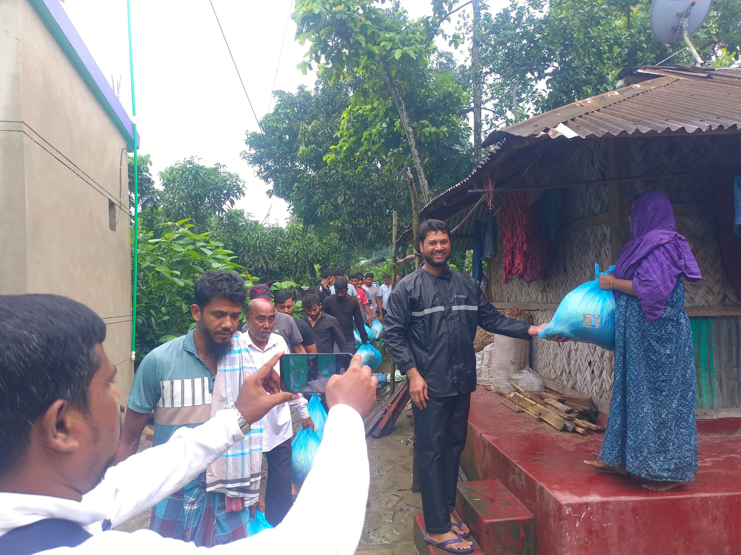 মীরসরাইয়ে পানিবন্দি শতাধিক পরিবারে মাঝে শুকনো খাবার বিতরণ করেন আশরাফ উদ্দিন
