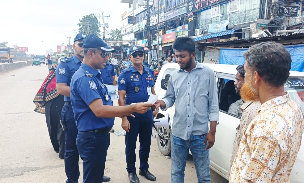 ‎মিরসরাইয়ে ট্রাফিক পুলিশের উদ্যোগে সচেতনতামূলক লিফলেট বিতরণ