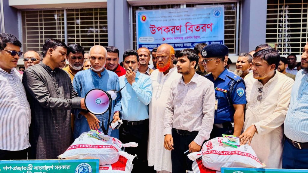 বোয়ালখালীতে মৎস্যচাষীদের উপকরণ বিতরণ