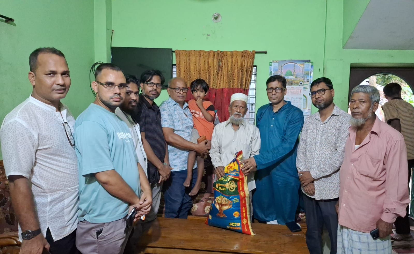 বোয়ালখালীতে লবন ফ্যাক্টরীতে বয়লার বিস্ফোরণে নিহত দিদারের পরিবারে সমবেদনা জানাতে প্রেস ক্লাব নেতৃবৃন্দ