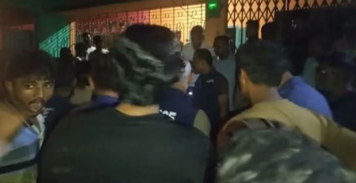 বোয়ালখালীতে বাড়ি ঘেরাও করে মাদক কারবারি ধরলো জনতা