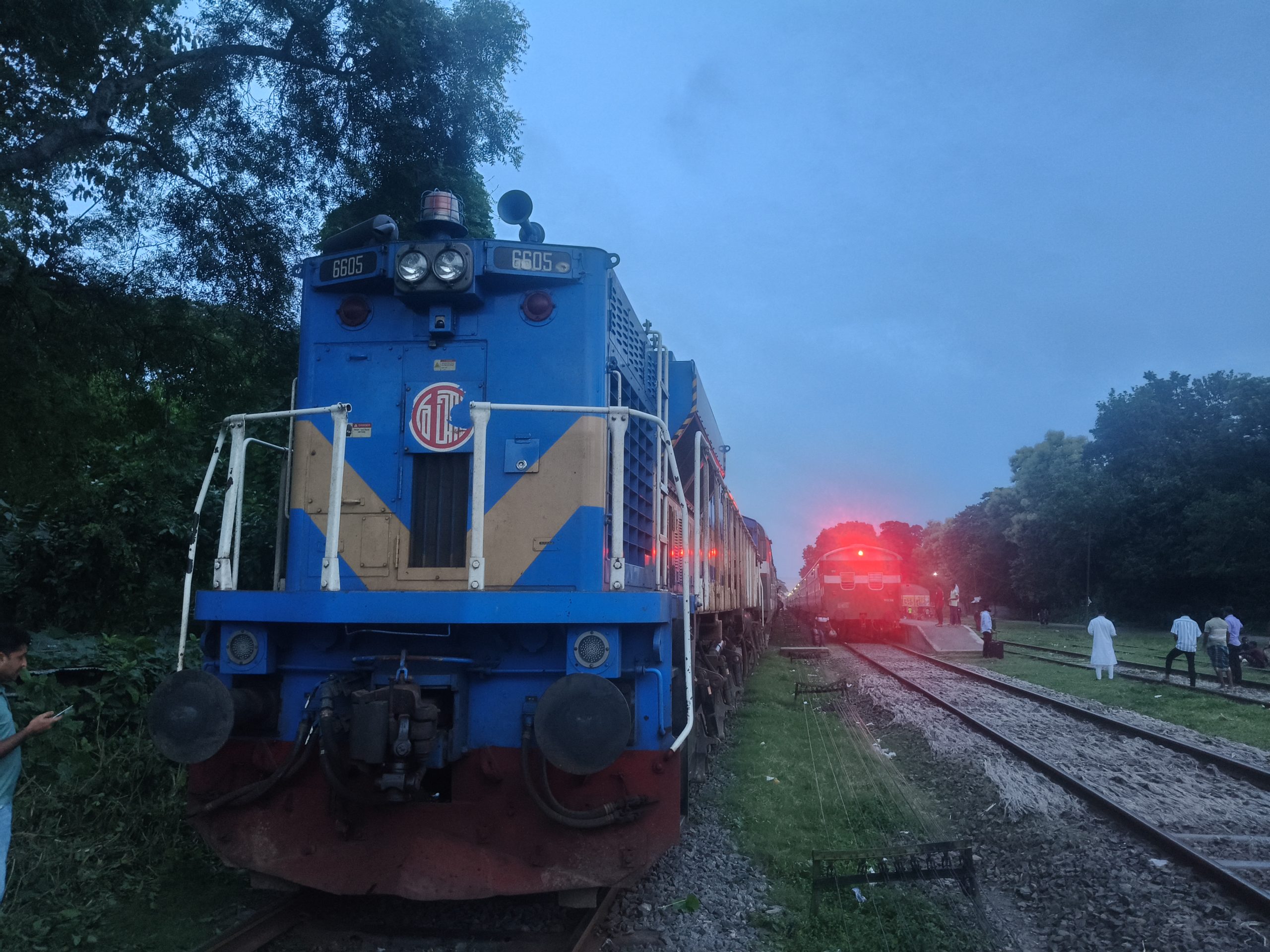 মোবারকগঞ্জ স্টেশনে ট্রেন রেখে নিখোঁজ চালক, ফিরলেন এক ঘন্টা পর